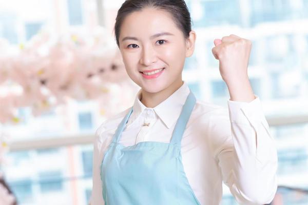 美女的男保姆