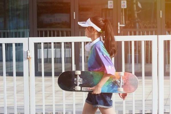滑板女孩